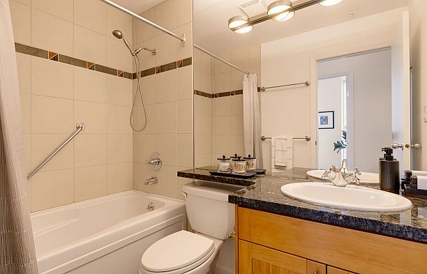 702 1099 Marinaside Crescent Yaletown