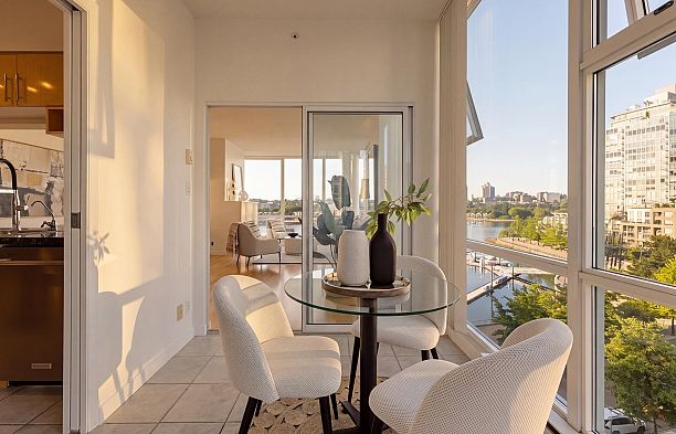 702 1099 Marinaside Crescent Yaletown