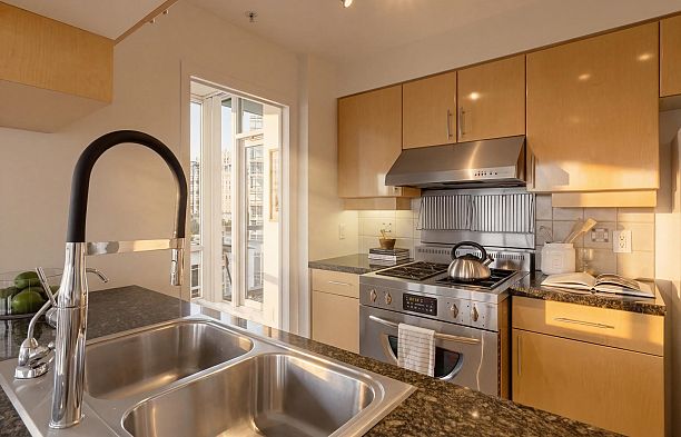 702 1099 Marinaside Crescent Yaletown