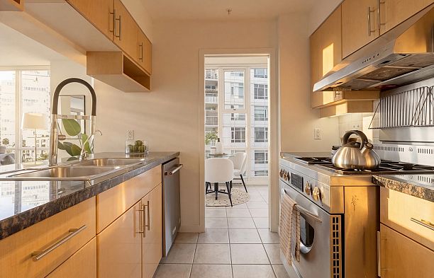702 1099 Marinaside Crescent Yaletown