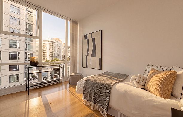 702 1099 Marinaside Crescent Yaletown