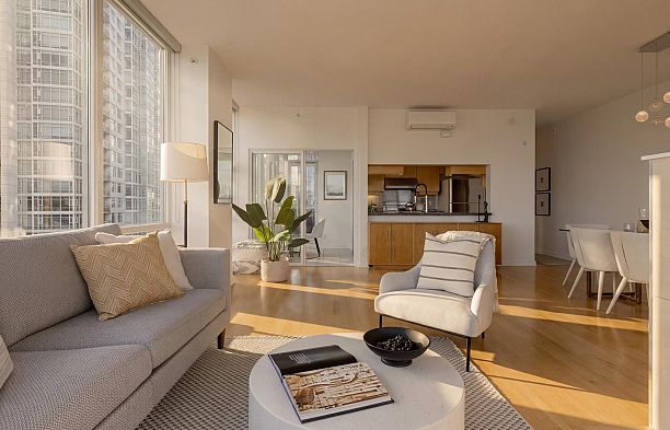 702 1099 Marinaside Crescent Yaletown