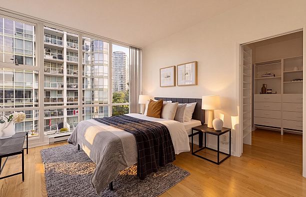 702 1099 Marinaside Crescent Yaletown