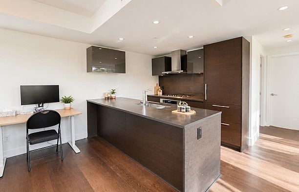 808 1561 W 57th Avenue South Granville