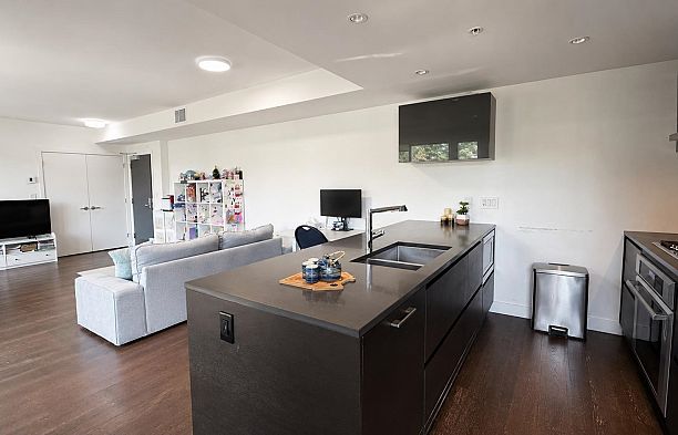 808 1561 W 57th Avenue South Granville