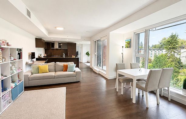 808 1561 W 57th Avenue South Granville