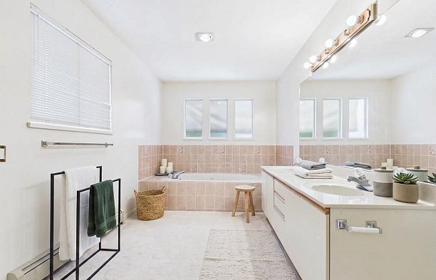 2718 Oliver Crescent Arbutus