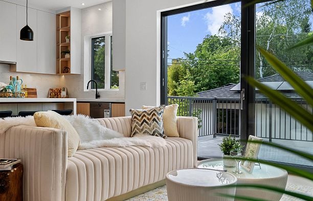 2 3813 W 16th Avenue Point Grey