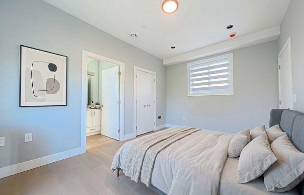 2 2557 W King Edward Avenue Arbutus