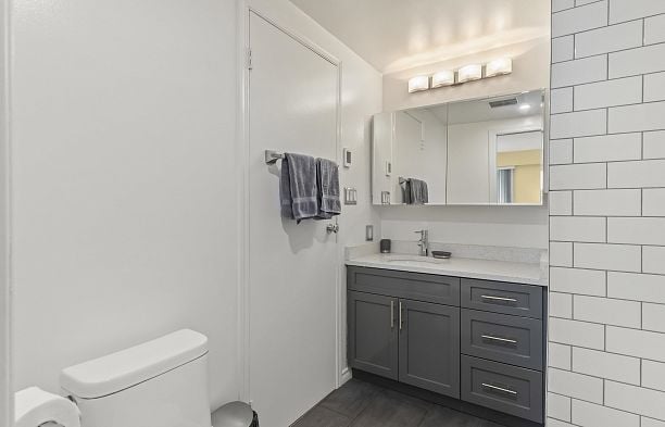 201 2028 W 3rd Avenue Kitsilano