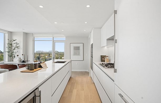 1203 485 W 42 Avenue Oakridge VW
