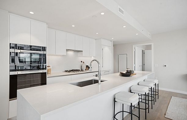 1203 485 W 42 Avenue Oakridge VW
