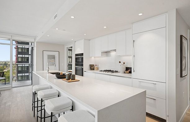 1203 485 W 42 Avenue Oakridge VW