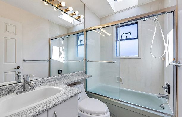 2718 W 19th Avenue Arbutus
