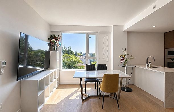 310 5693 Elizabeth Street Cambie
