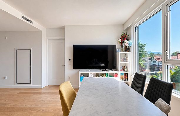 310 5693 Elizabeth Street Cambie