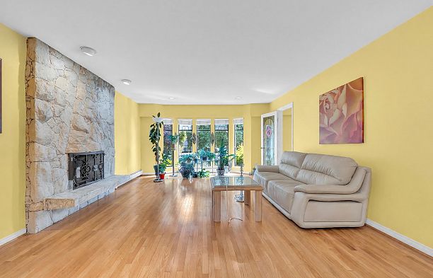 137 W Woodstock Avenue Cambie