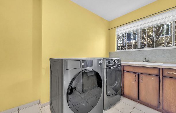 137 W Woodstock Avenue Cambie