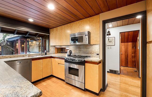 6821 Laurel Street South Cambie