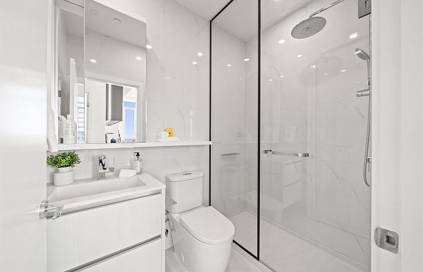 905 8415 Granville Street S.W. Marine