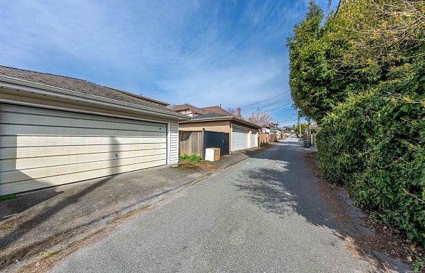 5592 Elizabeth Street Cambie