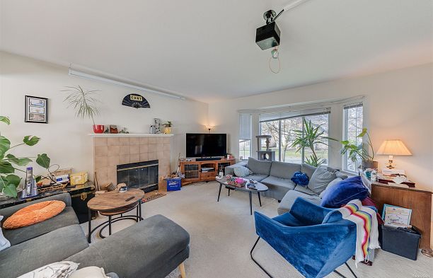 5592 Elizabeth Street Cambie