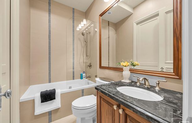 6963 Fremlin Street South Cambie