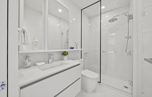 904 8415 Granville Street S.W. Marine