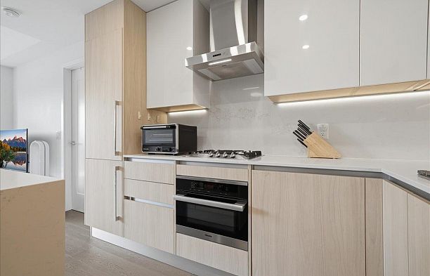 303 477 W 59th Avenue South Cambie