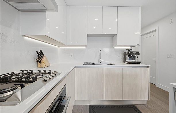 303 477 W 59th Avenue South Cambie