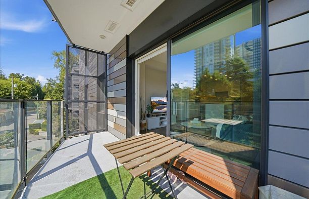 303 477 W 59th Avenue South Cambie