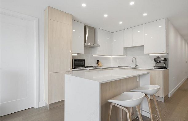 303 477 W 59th Avenue South Cambie