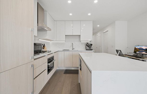 303 477 W 59th Avenue South Cambie