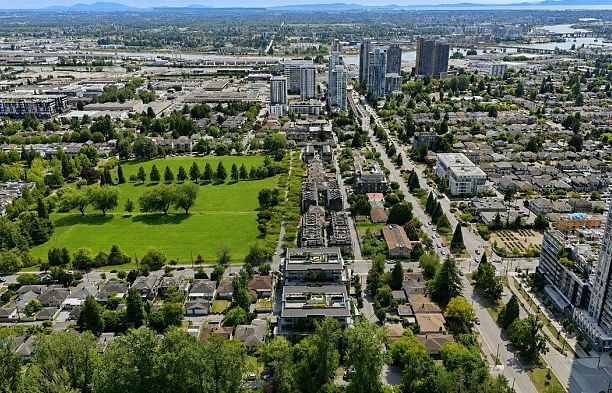 303 477 W 59th Avenue South Cambie