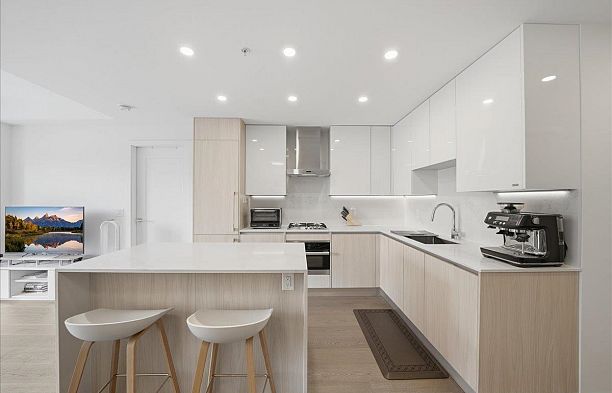 303 477 W 59th Avenue South Cambie