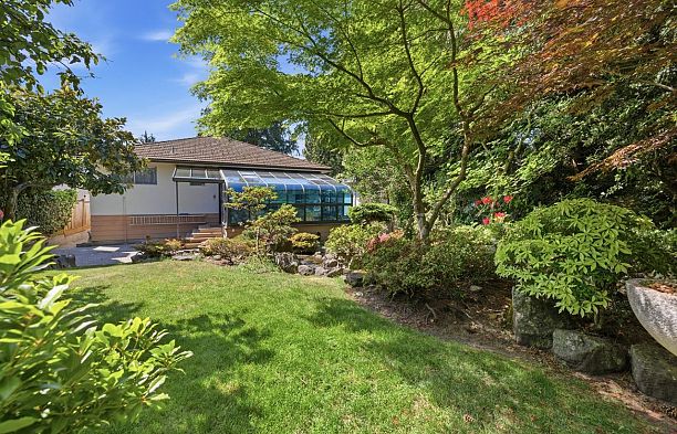 2727 W 36th Avenue MacKenzie Heights