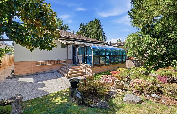 2727 W 36th Avenue MacKenzie Heights