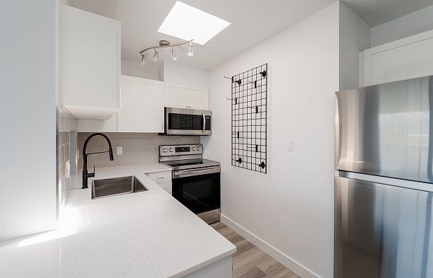 302 3788 W 10th Avenue Point Grey