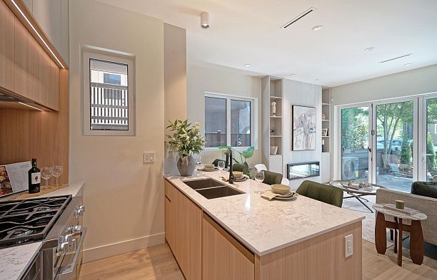 1 3315 W 10th Street Kitsilano
