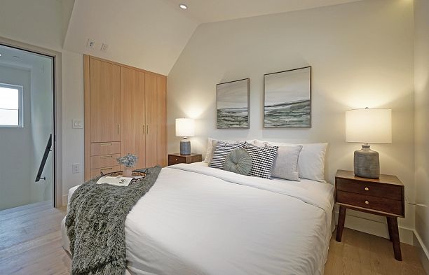 1 3315 W 10th Street Kitsilano