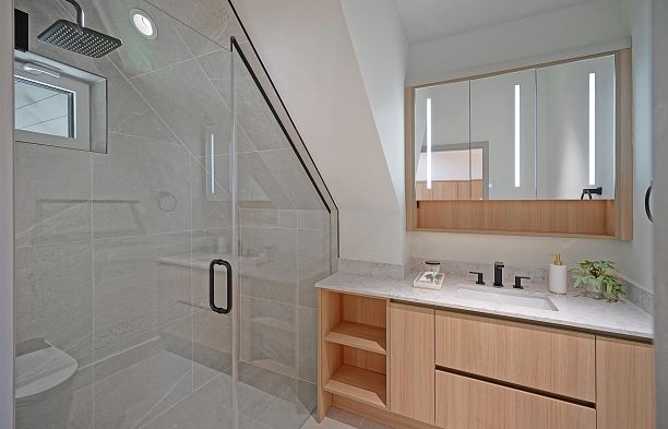 1 3315 W 10th Street Kitsilano