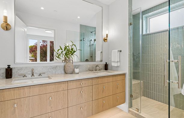 2 3058 W 34th Avenue MacKenzie Heights