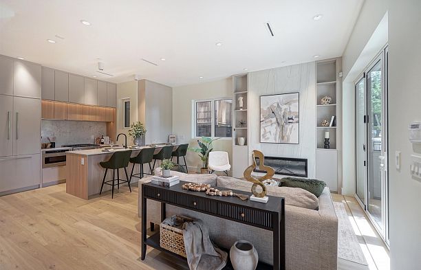 1 3315 W 10th Street Kitsilano