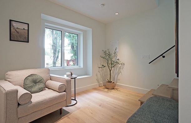 1 3315 W 10th Street Kitsilano