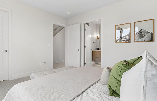 2 3058 W 34th Avenue MacKenzie Heights