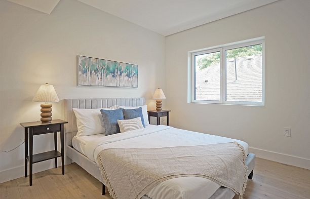 1 3315 W 10th Street Kitsilano