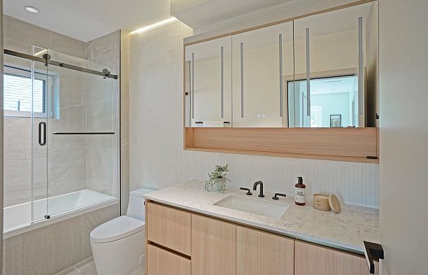 1 3315 W 10th Street Kitsilano