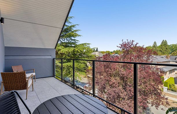 2 3058 W 34th Avenue MacKenzie Heights