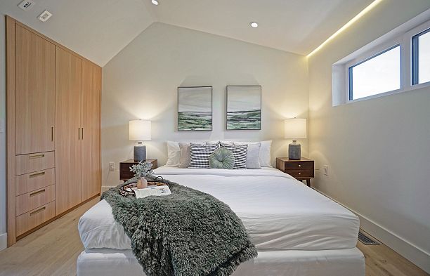 1 3315 W 10th Street Kitsilano