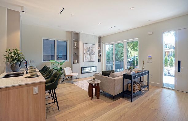1 3315 W 10th Street Kitsilano